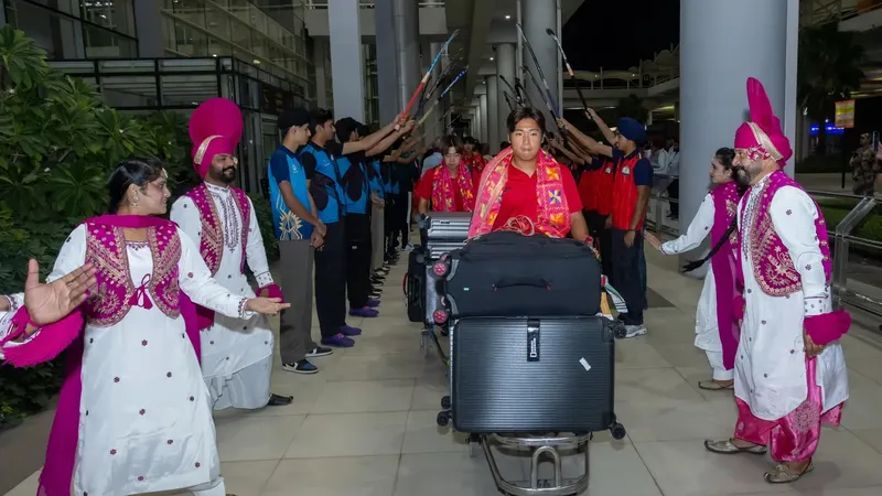 ਏਸ਼ੀਅਨ ਚੈਂਪੀਅਨਜ਼ ਟਰਾਫੀ 2026 ਲਈ ਮੋਹਾਲੀ ਹਵਾਈ ਅੱਡੇ ’ਤੇ ਦੱਖਣੀ ਕੋਰੀਆ ਦੀ ਪੁਰਸ਼ ਹਾਕੀ ਟੀਮ ਦਾ ਢੋਲ ਅਤੇ ਭੰਗੜੇ ਨਾਲ ਸਵਾਗਤ