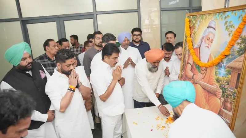ਭਗਵਾਨ ਵਾਲਮੀਕਿ ਜੀ ਦੇ ਪ੍ਰਕਾਸ਼ ਪੁਰਬ ਮੌਕੇ ਪੰਜਾਬ ਕਾਂਗਰਸ ਭਵਨ ਵਿਖੇ ਕੇ.ਸੀ. ਵੇਣੂਗੋਪਾਲ, ਸਚਿਨ ਪਾਇਲਟ ਅਤੇ ਪਰਗਟ ਸਿੰਘ ਸਮੇਤ ਕਾਂਗਰਸੀ ਆਗੂ।