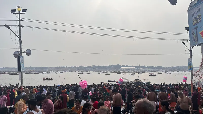ਪ੍ਰਯਾਗਰਾਜ ਵਿੱਚ ਮਹਾਕੁੰਭ ਦੌਰਾਨ ਸੰਗਮ ਘਾਟ ’ਤੇ ਸ਼ਰਧਾਲੂਆਂ ਦੀ ਭੀੜ ਅਤੇ ਨਦੀ ਵਿੱਚ ਕਿਸ਼ਤੀਆਂ