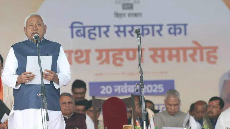 ਪਟਨਾ ਵਿੱਚ ਹਲਫ਼ਦਾਰੀ ਸਮਾਗਮ ਦੌਰਾਨ ਮਾਈਕ ਅੱਗੇ ਸਹੁੰ ਚੁੱਕਦੇ ਨਿਤੀਸ਼ ਕੁਮਾਰ