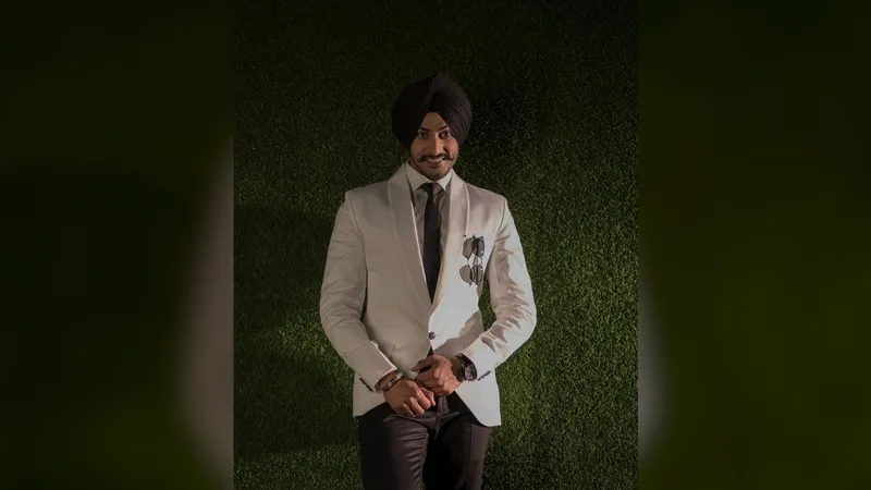 ਚਿੱਟਾ ਕੋਟ ਅਤੇ ਕਾਲੀ ਪੱਗ ਪਹਿਨੀ ਗਾਇਕ ਰਾਜਵੀਰ ਜਵੰਦਾ